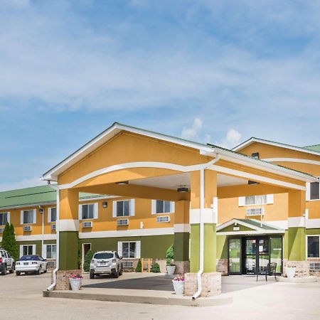 Super 8 By Wyndham Bedford Hotel Exterior photo