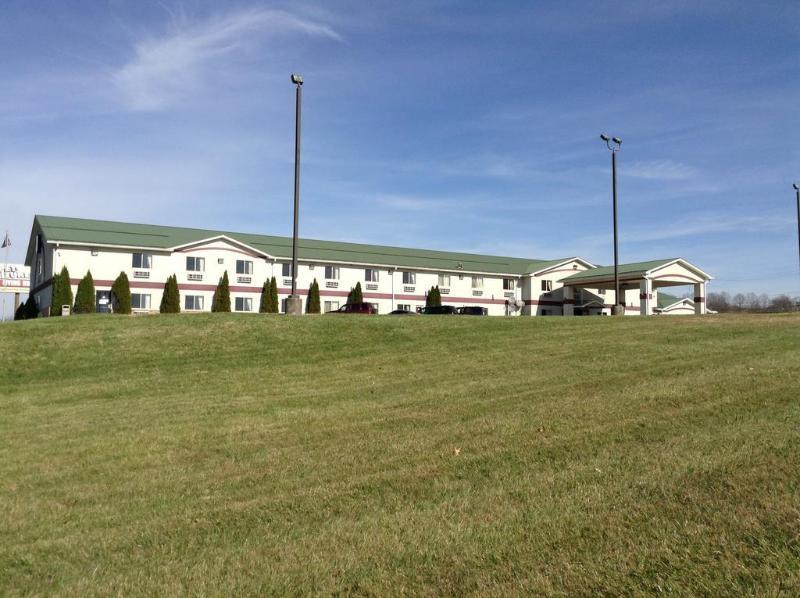 Super 8 By Wyndham Bedford Hotel Exterior photo